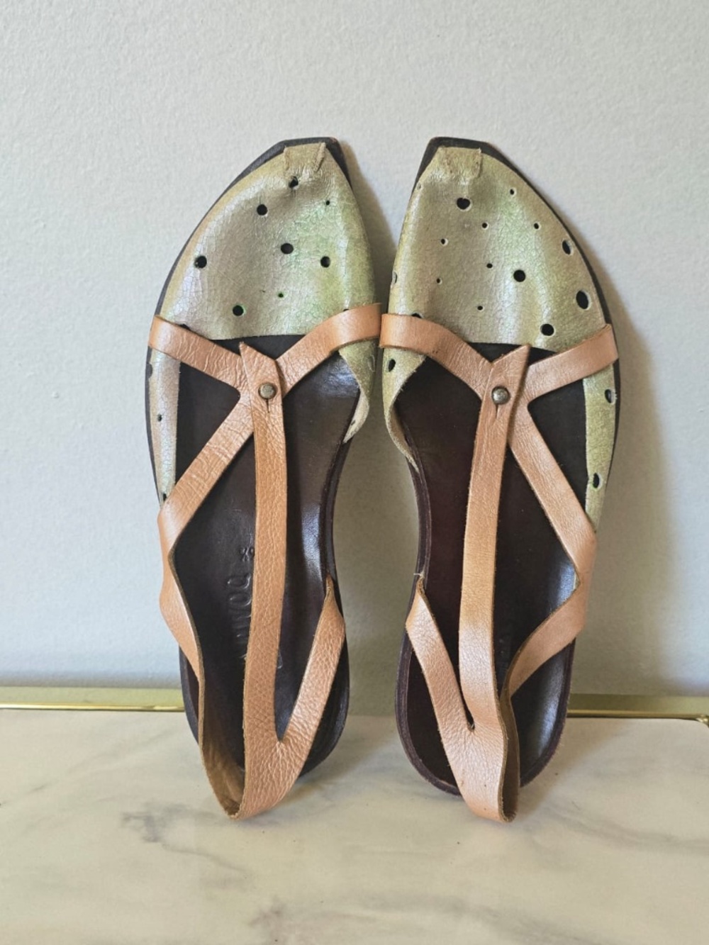 CYDWOQ Vintage Strappy Silver Perforated/Pink Leather Straps Sandals Size 36.5.